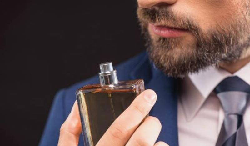 Hình ảnh chai Bleu de Chanel cùng với thông tin giá tham khảo hoặc bối cảnh mua sắm sang trọng